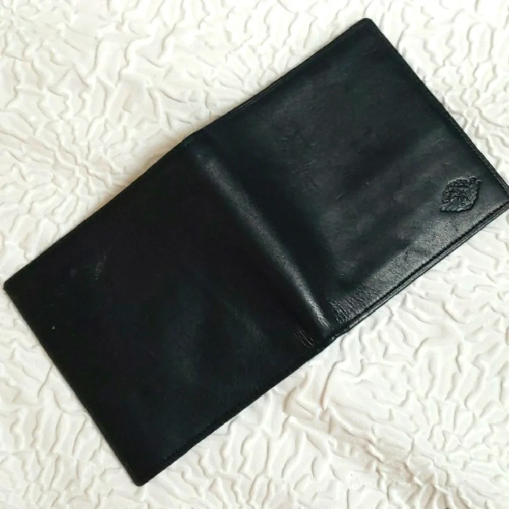 Docker Mens Fullgrain Leather black bifold square wallet. Size 4